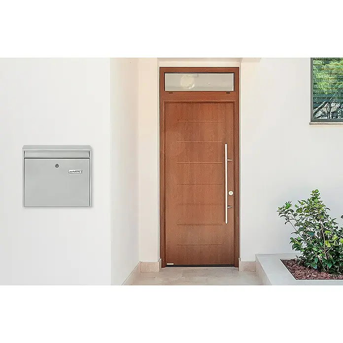 Portaferm Wandbriefkasten PF 44 - L x B x H: 10 x 36,2 x 32,2 cm, Silber, Stahl - Ein stilvoller Postkasten aus Edelstahl und eine moderne Holztür mit Fensteroberlicht, die einen eleganten Eingangsbereich bilden.