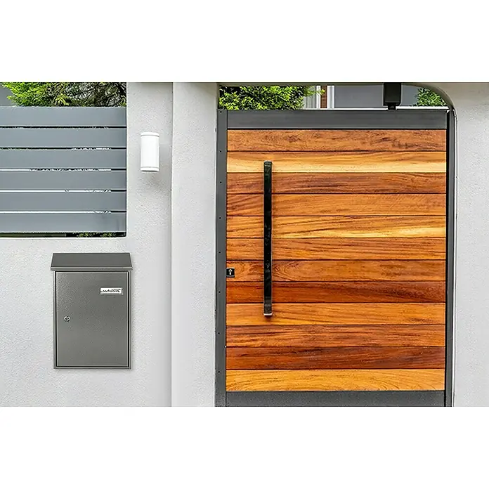 Portaferm Wandbriefkasten PF 33 - L x B x H: 9,2 x 27 x 37 cm, Schwarz, Stahl - Moderne Briefkastenanlage mit stilvollem Holztor und grauer Briefbox für den Außenbereich.