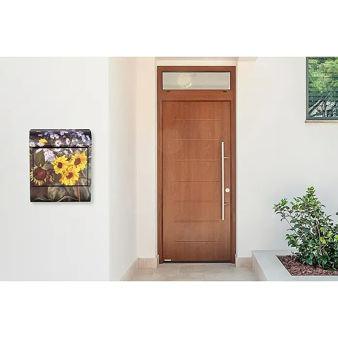 Wandbriefkasten - L x B x H: 12 x 38 x 45 cm, Stahl, Zeitungsfach, Sonnenblume - Diese Aufnahme zeigt einen Briefkasten mit Sonnenblumen-Design, der an einer weißen Wand neben einer modernen Haustür angebracht ist.