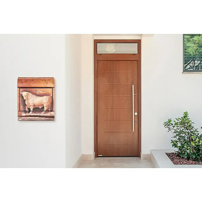 Wandbriefkasten - L x B x H: 12 x 38 x 45 cm, Stahl, Zeitungsfach, Stier - Eine kunstvolle Briefkasten-Dekoration mit einem Stierbildnis, kombiniert mit einem modernen Hauseingangsbereich.