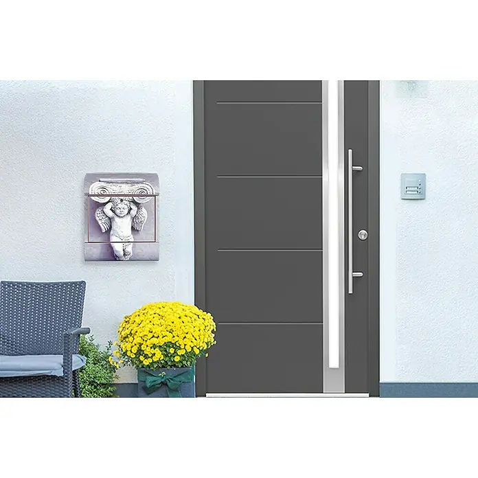 Wandbriefkasten - L x B x H: 12 x 38 x 45 cm, Stahl, Zeitungsfach, Engel - Ein dekorativer Briefkasten mit einer Engelsstatue und einem klassischen Säulenelement an einer weißen Hauswand neben einer grauen Tür.