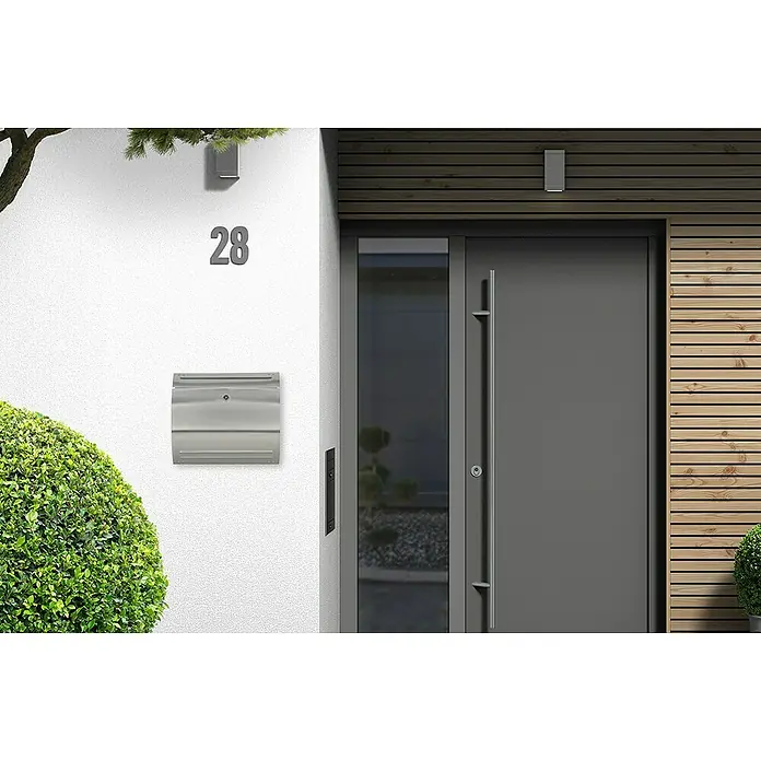 Portaferm Wandbriefkasten - L x B x H: 13,5 x 37,5 x 33 cm, Silber, Edelstahl - Moderne Haustür in Grau mit vertikalem Griff und Holzverkleidung. Briefkasten und Hausnummer 28 sind an der weißen Wand angebracht.