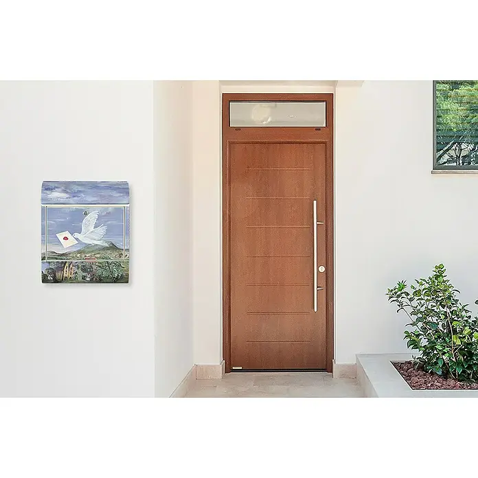 Wandbriefkasten - L x B x H: 12 cm x 380 mm x 45 cm, Stahl, Zeitungsfach, Brieftaube - Bemalter Briefkasten an einer weißen Wand neben einer modernen Haustür. Der Briefkasten zeigt eine Taube mit einem Brief.