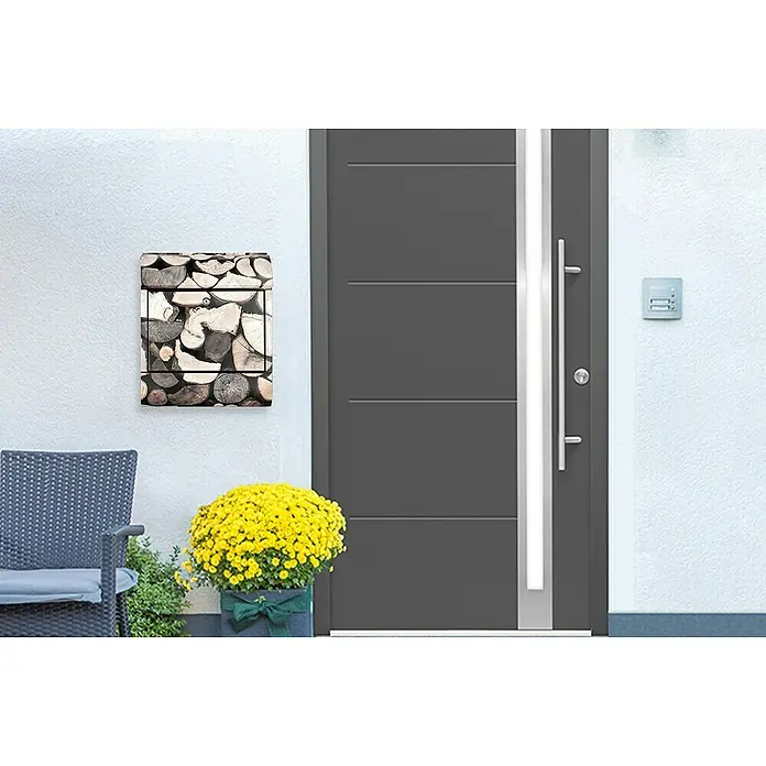 Wandbriefkasten - L x B x H: 12 x 38 x 45 cm, Stahl, Zeitungsfach, Holz - Ein stilvoller Briefkasten mit Holzstapel-Design, der an einer weißen Wand neben einer grauen Tür hängt. Perfekt für moderne Hauseingänge.