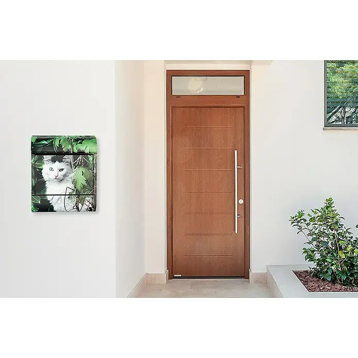 Wandbriefkasten - L x B x H: 12 cm x 380 mm x 45 cm, Stahl, Zeitungsfach, Maine Coon - Eine moderne Hausfassade mit einem Briefkasten, der mit einem Katzenmotiv verziert ist, und einer stilvollen Haustür.