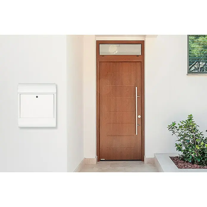 Burg-Wächter Wandbriefkasten Scandic - L x B x H: 12,5 x 38 x 46 cm, Weiß, Stahl, Zeitungsfach - Eine moderne Hausfassade mit einer braunen Holztür, einem weißen Briefkasten und einer gepflegten Bepflanzung im Eingangsbereich.