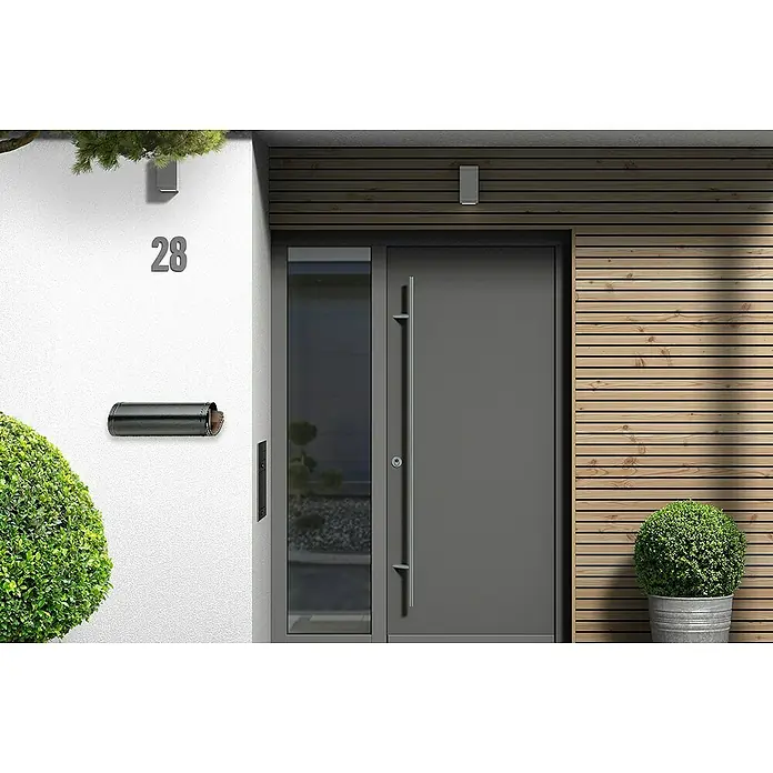 Portaferm Zeitungsbox PF 60 - Schwarz - Ein modernes Haustürdesign mit grauer Tür, Hausnummer 28 und einem stilvollen Briefkasten.