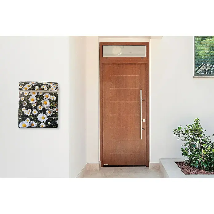 Wandbriefkasten - L x B x H: 12 x 38 x 45 cm, Stahl, Zeitungsfach, Gänseblümchen - Ein dekorativer Briefkasten mit Gänseblümchenmuster hängt neben einer modernen Haustür. Die frischen Blumen verleihen dem Eingangsbereich eine freundliche Note.