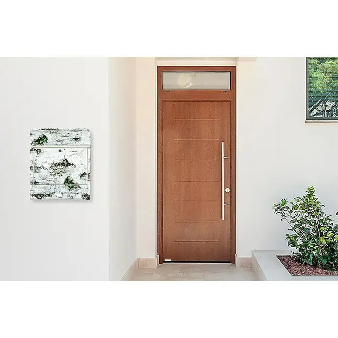 Wandbriefkasten - L x B x H: 12 cm x 380 mm x 45 cm, Stahl, Zeitungsfach, Birke - Eine Birkenholz-Optik Briefkasten hängt an einer weißen Wand neben einer modernen Holztür.