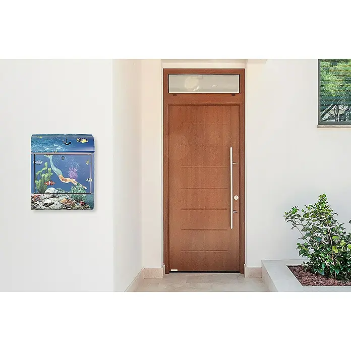 Wandbriefkasten - L x B x H: 12 x 38 x 45 cm, Stahl, Zeitungsfach, Meerjungfrau - Ein blauer Briefkasten mit Meerjungfrau-Motiv hängt neben einer modernen Holztür. Der Briefkasten ist ein echter Hingucker.