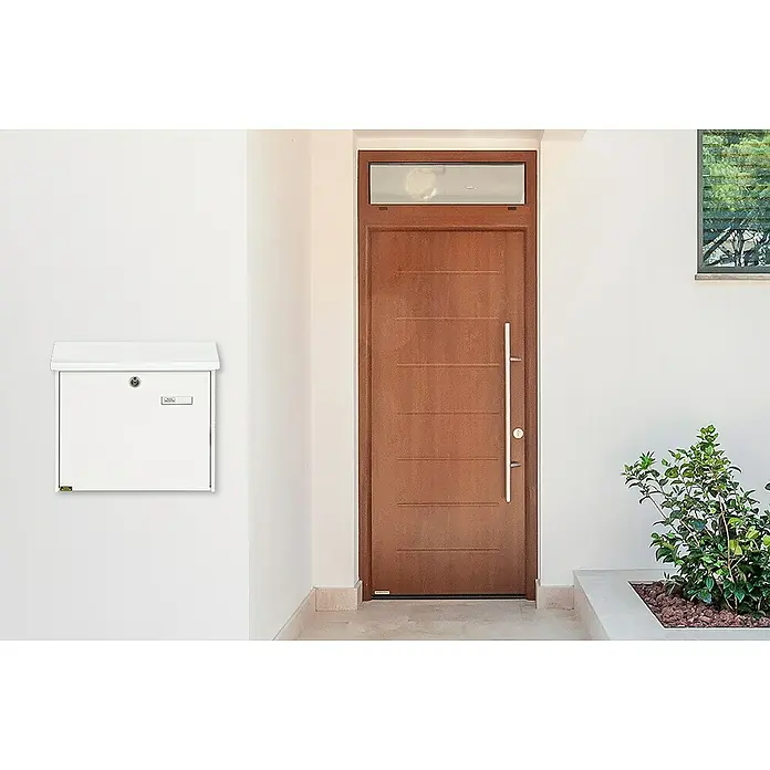 Burg-Wächter Wandbriefkasten Comfort 913 - L x B x H: 38 x 14,8 x 34 cm, Weiß, Stahl, Öffnungsstopp - Eine weiße Briefkastenanlage an einer Wand und eine Holztür mit Glasaufsatz bieten einen modernen und einladenden Eingangsbereich.