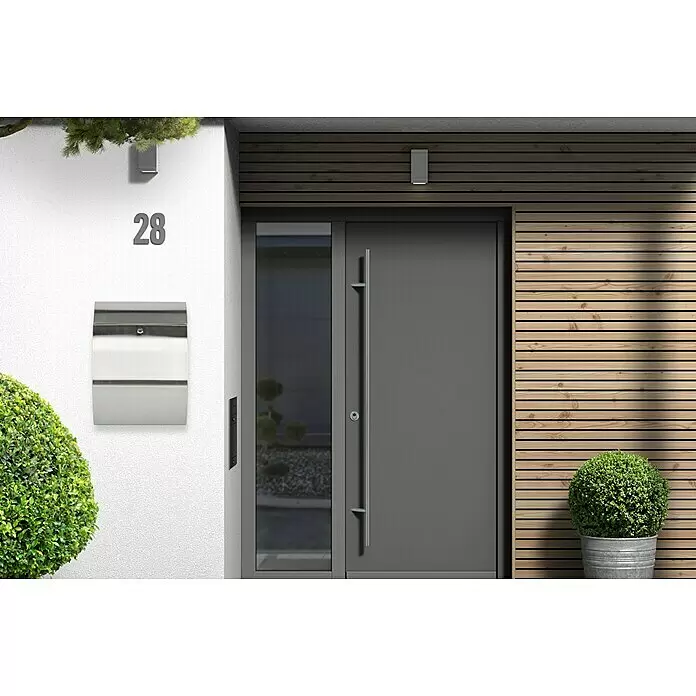 Burg-Wächter Wandbriefkasten Riviera - L x B x H: 13 cm x 33,5 cm x 460 mm, Edelstahl, Edelstahl, Öffnungsstopp - Moderne graue Haustür mit Seitenlicht, Edelstahlbriefkasten und Hausnummer 28 am Eingang eines Hauses.