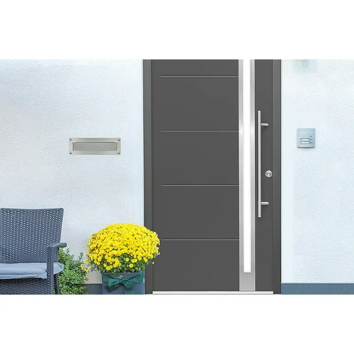 Burg-Wächter Einwurfblende Porta 796 - 304 x 101 mm, Aluminium, Silber - Ansicht einer modernen Haustür mit einem Briefschlitz in der Wand. Das Design ist schlicht und elegant, passend zur Fassade.