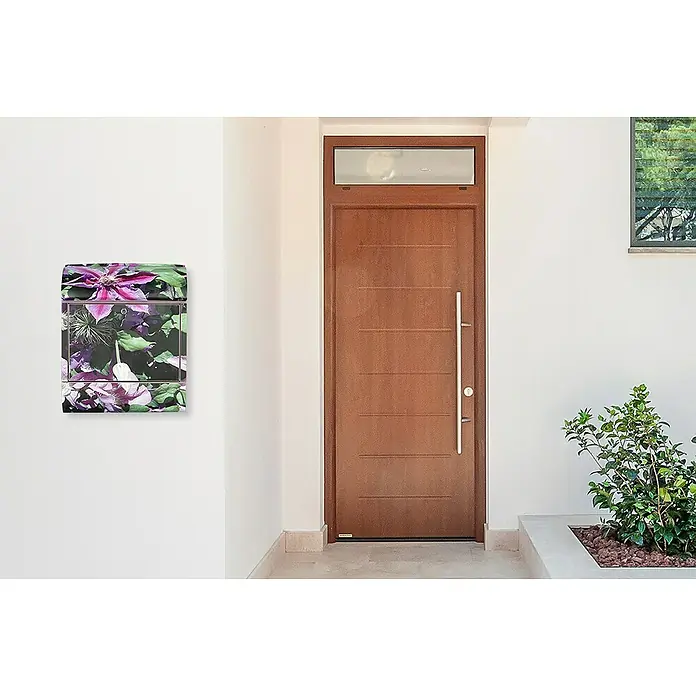 Wandbriefkasten - L x B x H: 12 cm x 380 mm x 45 cm, Stahl, Zeitungsfach, Clematis - Ein dekorativer Briefkasten mit Blumenmuster hängt an einer weißen Wand neben einer modernen Haustür.