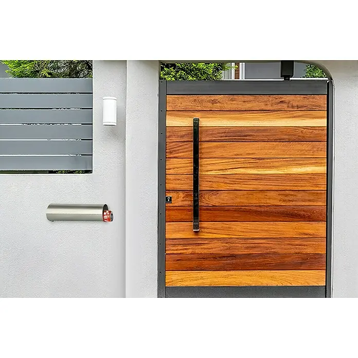 Burg-Wächter Zeitungsbox 3800 - Breite: 40 cm, Edelstahl - Detailaufnahme einer modernen Hauseingangstür mit Holzpaneelen und einem stilvollen Zeitungsrohr an der Wand.