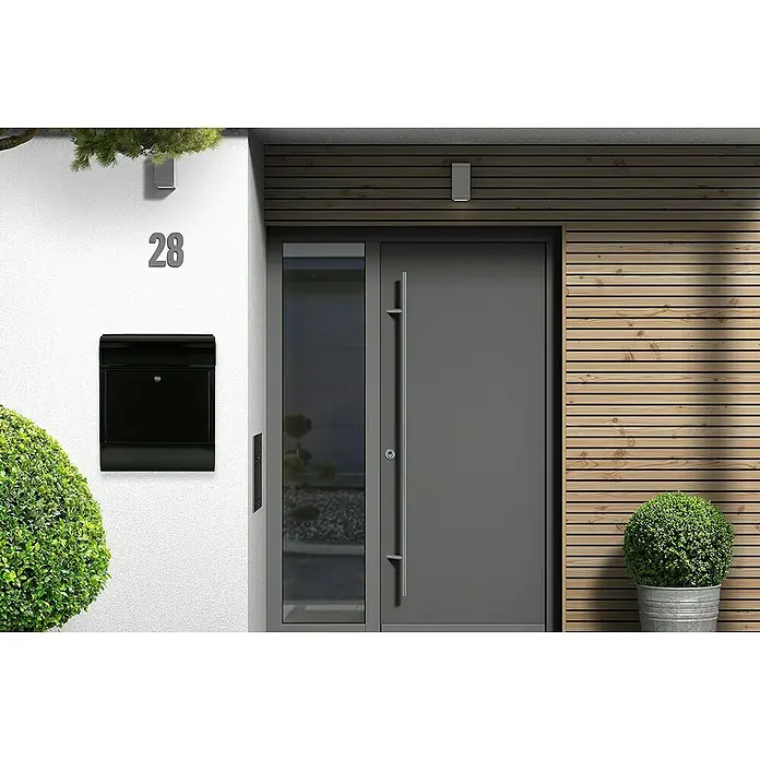 Burg-Wächter Wandbriefkasten Scandic - L x B x H: 12,5 x 38 x 46 cm, Schwarz, Stahl, Zeitungsfach - Eine moderne Haustür mit Hausnummer, Briefkasten und Holzverkleidung. Die graue Tür und die minimalistischen Details fallen ins Auge.
