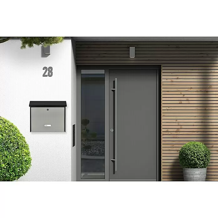 Burg-Wächter Wandbriefkasten London 6767 B+S - L x B x H: 11,5 x 37,7 x 32 cm, Schwarz/Edelstahl, Stahl - Moderner Briefkasten aus Edelstahl mit schwarzem Deckel, an einer weißen Wand am Hauseingang, neben der Hausnummer 28.