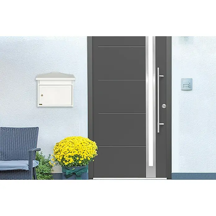 Burg-Wächter Wandbriefkasten Kopenhagen 882 - L x B x H: 20,5 x 41 x 34,5 cm, Weiß, Stahl, Öffnungsstopp - Eine weiße Wandbriefkasten neben einer grauen Haustür, mit bunten Blumen im Vordergrund. Stilvolles Design für den Eingangsbereich.