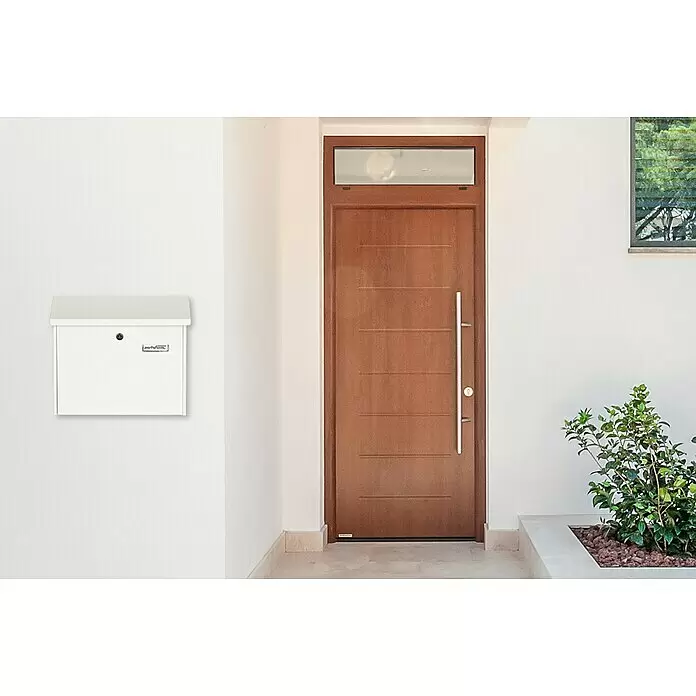Portaferm Wandbriefkasten PF 55 - L x B x H: 10 x 37,7 x 32 cm, Weiß, Stahl - Weißer Briefkasten an einer Wand neben einer hölzernen Eingangstür montiert.