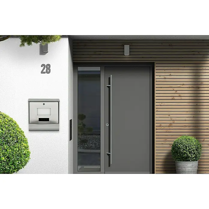 Portaferm Wandbriefkasten Solar - L x B x H: 12 x 38,5 x 41 cm, Silber, Edelstahl, Zeitungsfach - Moderne Haustür mit Seitenteil und Edelstahlbriefkasten. Das Haus hat die Nummer 28 und eine Holzfassade.