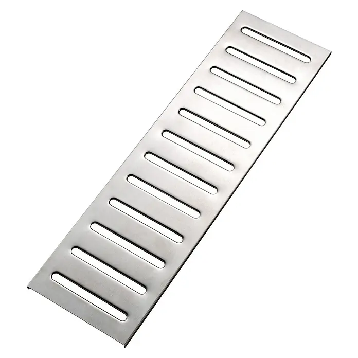 Grillstar Warmhalterost Atlanta - Passend für: Grillstar Gasgrills Atlanta II 200 / 350-1 / Kingstone Gasgrill Cliff 250-1 - Das Bild zeigt einen rechteckigen, metallischen Abflussrost mit länglichen Schlitzen auf einem schwarzen Hintergrund. Robust und langlebig.