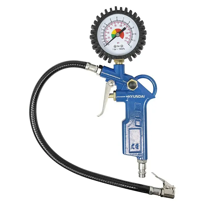 Hyundai Kompressor-Zubehör-Set ACZ55902 - 6 -tlg. - Eine blaue Hyundai-Reifenfülllpistole mit Manometer und Luftschlauch vor schwarzem Hintergrund.