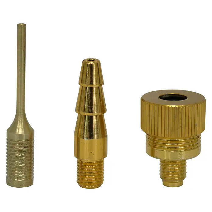 Hyundai Kompressor-Zubehör-Set ACZ55902 - 6 -tlg. - Drei goldfarbene Fahrradpumpenadapter für verschiedene Ventile auf schwarzem Hintergrund.