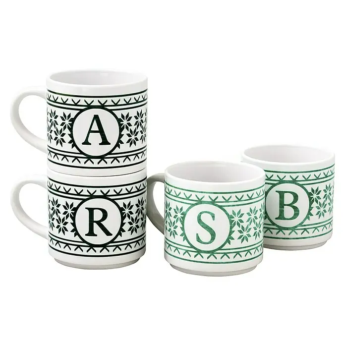 Cricut Transferpresse Mug Press - Passend für: Infusible Ink- und sublimationskompatible Tassenrohlinge - Detailaufnahme von vier Keramiktassen mit den Buchstaben A, R, S und B und grünem Dekor, die sich ideal als persönliches Geschenk eignen.