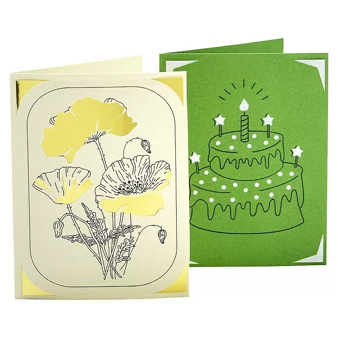 Cricut Joy Schneideplotter Smarte Schneide- und Zeichenmaschine - Türkis/Weiß, Bluetooth, Schnittbreite: 10,4 cm, Schnittlänge: 1,2 m - Zwei handgemachte Grußkarten. Eine beige mit gelben Mohnblumen-Ausschnitten, eine grüne mit einem Geburtstagstorten-Ausschnitt.