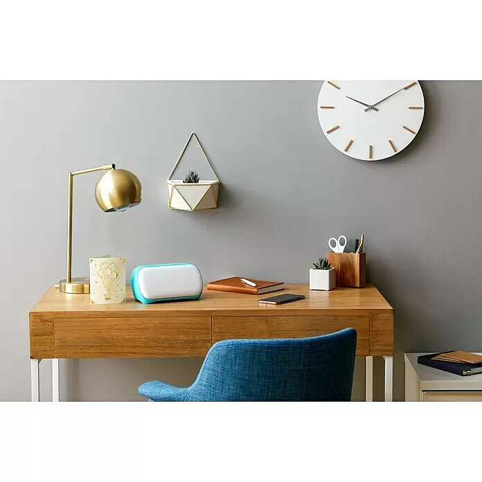 Cricut Joy Schneideplotter Smarte Schneide- und Zeichenmaschine - Türkis/Weiß, Bluetooth, Schnittbreite: 10,4 cm, Schnittlänge: 1,2 m - Hellblaue und weiße Cricut Joy Maschine auf einem Holzschreibtisch, umgeben von Büromaterial, in einem kreativen Home-Office-Bereich.