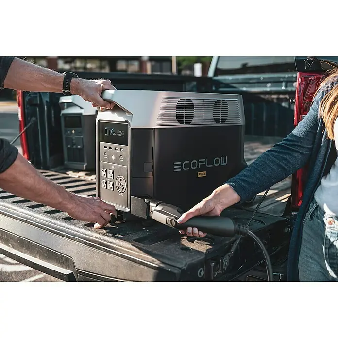 EcoFlow Ladegerät-Adapter EV X-Stream Adapter DELTA Pro - Passend für: EcoFlow DELTA Pro Powerstation - Der EcoFlow Pro, ein tragbares Kraftwerk, wird auf der Ladefläche eines Pickups zwischen zwei Personen installiert und angeschlossen.
