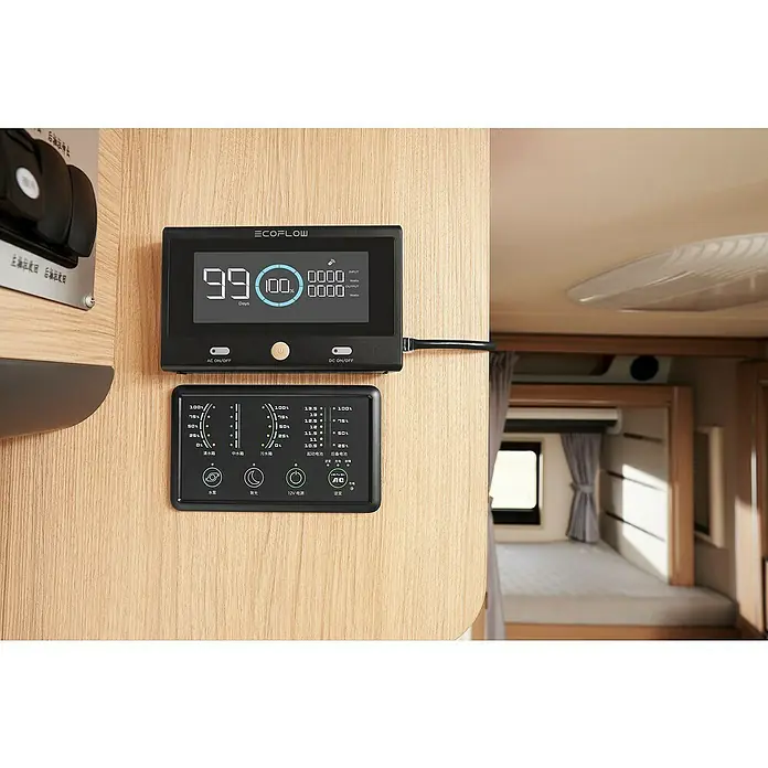 EcoFlow Fernbedienung DELTA Pro - Passend für: DELTA Pro Powerstation, Akkuleistung: 3.600 Wh - Nahaufnahme eines EcoFlow-Panels mit digitaler Anzeige, das an einer Holzwand in einem Wohnmobil montiert ist.