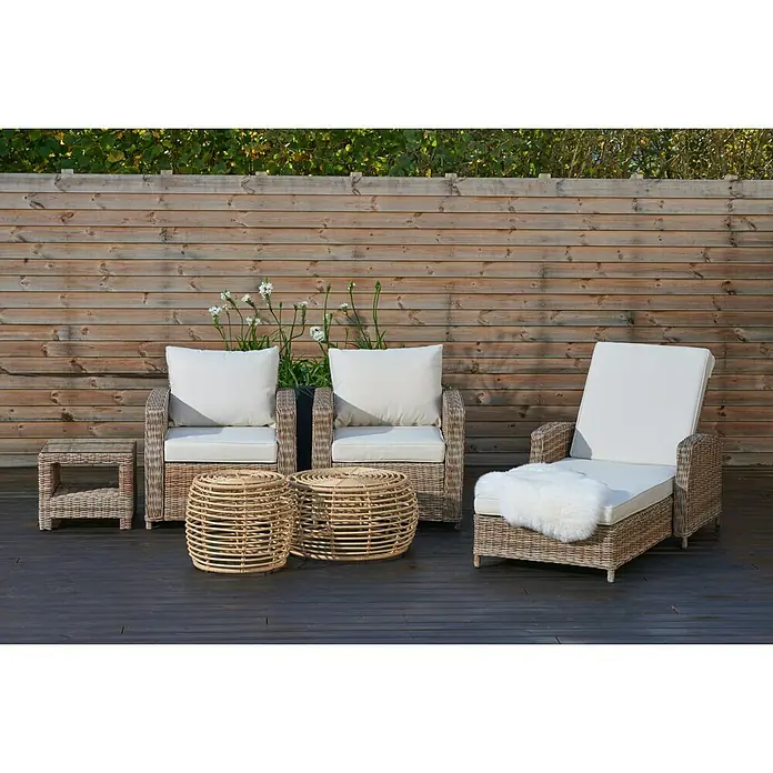 Tumbona de jardín Gotland - 83,5 x 206 x 26 cm, Arena, Acero, Respaldo regulable - Conjunto de muebles de salón de ratán con dos sillones, tumbona y mesas auxiliares, para uso exterior.