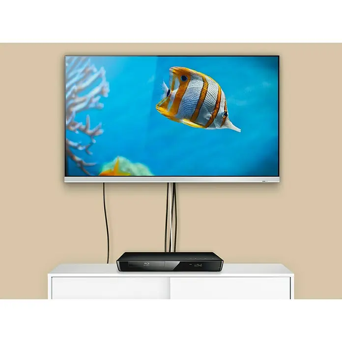 D-Line Kabelkanal Halbrund - 1,5 m, 50 x 25 mm, Weiß - Ein an der Wand montierter Fernseher zeigt einen Fisch, darunter ein Blu-ray-Player auf einem weißen Schrank.