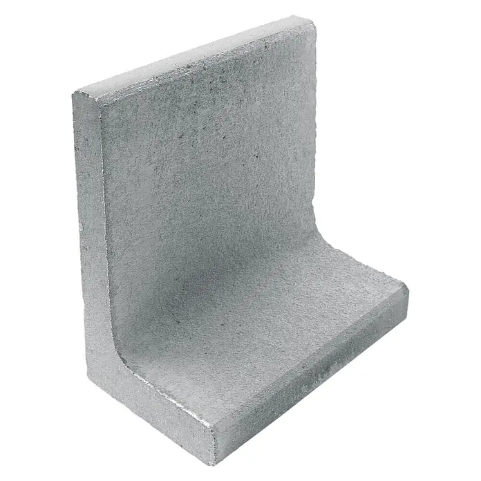 Diephaus L-Stein - 40 cm, 50 cm, Stärke: 7 cm, Grau - Nahaufnahme eines grauen Betonwinkelstücks auf schwarzem Hintergrund.