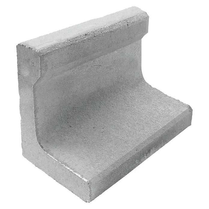Diephaus L-Stein - 30 cm, 50 cm, Stärke: 7 cm, Grau - Nahaufnahme eines T-förmigen Betonbordsteins auf schwarzem Hintergrund, der die robuste Bauweise und Textur des Produkts hervorhebt.