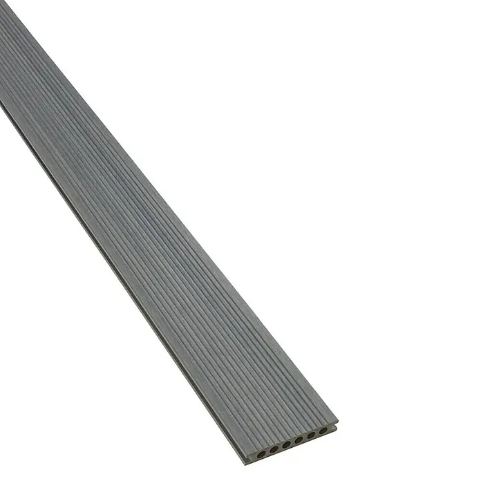 b!design WPC-Terrassendiele Mirage Grey - 300 x 13,8 x 2,25 cm, Grau - Ein graues Terrassendiele mit Rillen und Löchern. Diese Diele ist ideal für den Bau einer modernen und langlebigen Terrasse im Außenbereich.