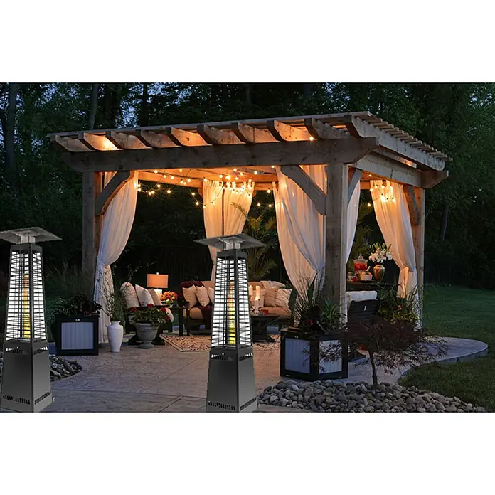 Estufa de pellets de exterior Freya - 14 kW, Altura: 219 cm, Negro - Imagen de un patio exterior con dos calentadores de torre, creando un ambiente cálido y acogedor.