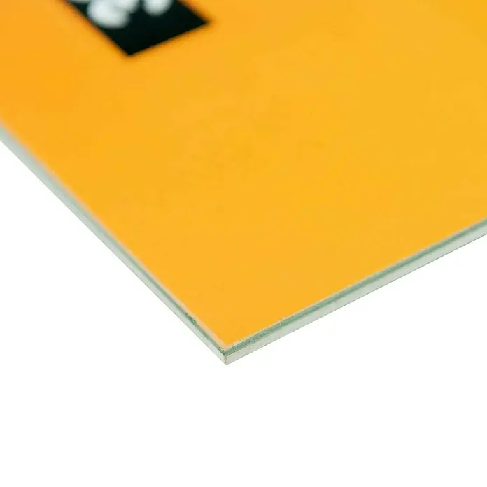 Rahmenloser Bilderrahmen - 60 x 80 cm, Normalglas - Nahaufnahme einer leuchtend gelben Platte mit sauber geschnittenen Kanten, die auf ein hochwertiges Produkt oder Material hinweist.