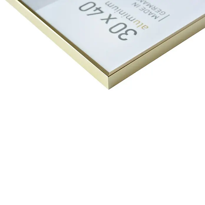 Nielsen Alurahmen Pixel15 x 20 cm, Gold - Nahaufnahme eines Goldrahmens, der ein elegantes und modernes Design aufweist. Er ist aus Aluminium gefertigt und hat die Maße 30x40 cm.