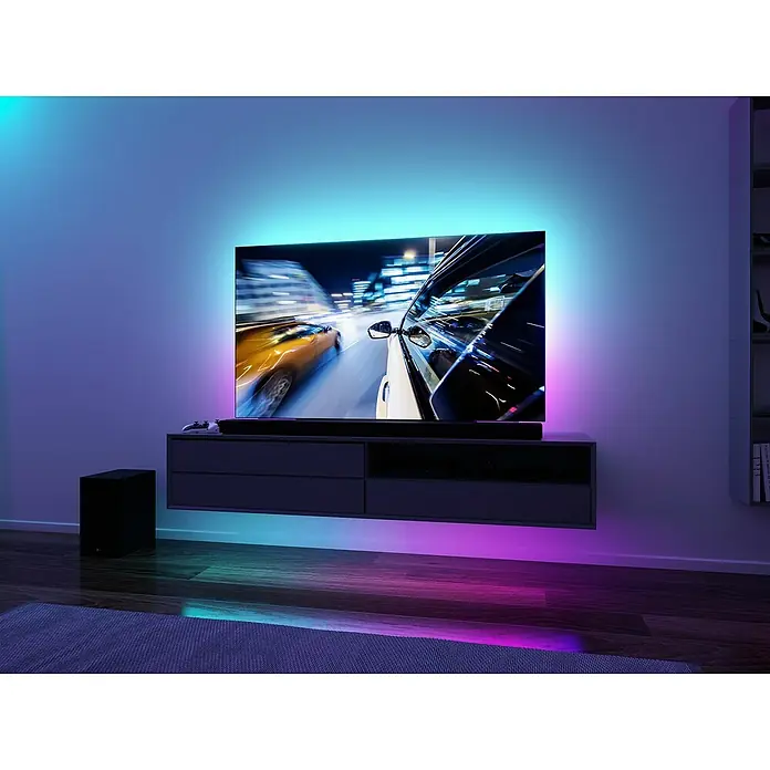 Paulmann LED-Band EntertainLED 55 Zoll - Länge: 200 cm, Lichtfarbe: RGB, 3,5 W - Ein modernes Wohnzimmer mit einem Philips Ambilight Fernseher, der ein dynamisches Lichterlebnis bietet.