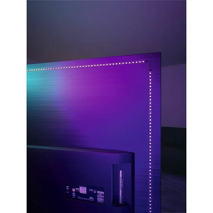 Paulmann LED-Band EntertainLED 55 Zoll - Länge: 200 cm, Lichtfarbe: RGB, 3,5 W - Nahaufnahme der Rückseite eines Fernsehers mit angebrachten LED-Leuchtstreifen, die eine stimmungsvolle Beleuchtung erzeugen.
