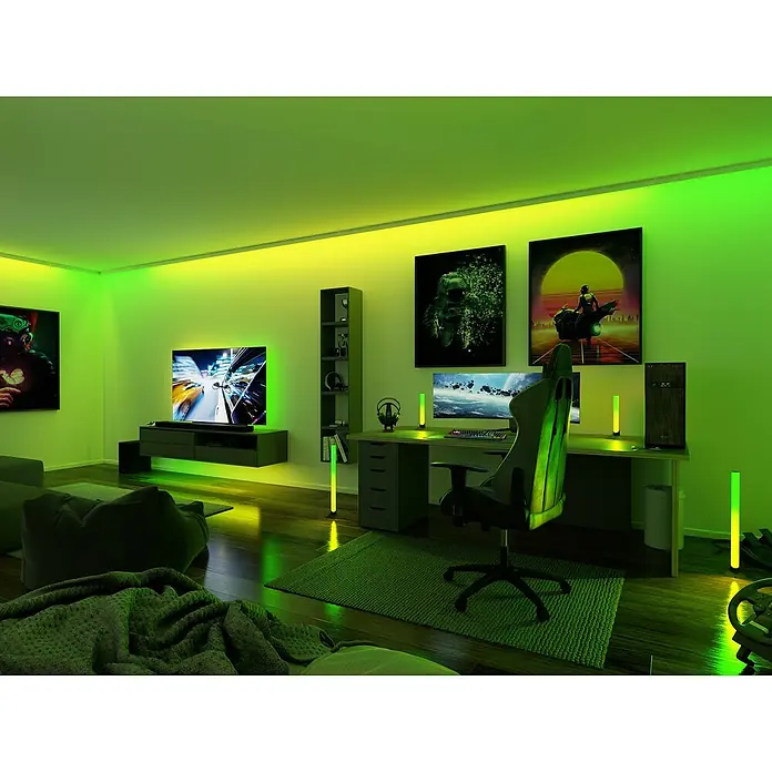 Paulmann LED-Band EntertainLED 55 Zoll - Länge: 200 cm, Lichtfarbe: RGB, 3,5 W - Ein stilvolles Gaming-Zimmer mit grüner Beleuchtung, das eine immersive Atmosphäre für ein perfektes Spielerlebnis schafft.