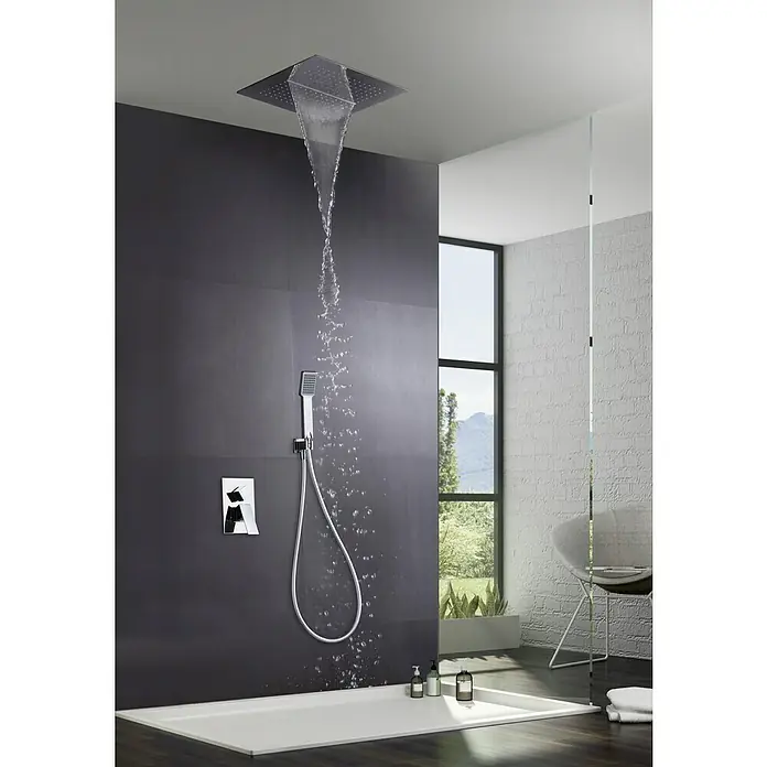 Imex Sistema de ducha empotrado Málaga - Cromo - Un baño moderno con un cabezal de ducha de lluvia cuadrado y una ducha de mano, ambos dispensando agua.