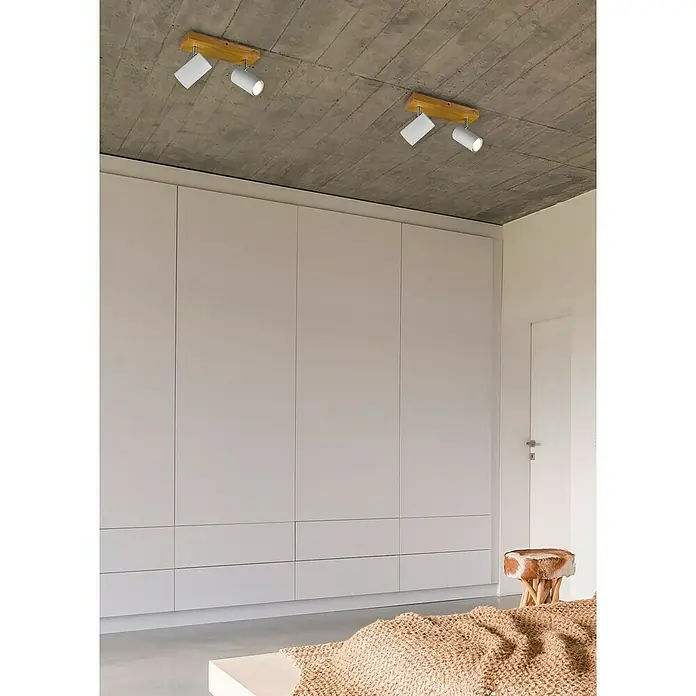 Trio Leuchten Marley Deckenstrahler - 35 W, L x B x H: 9 x 26 x 16 cm, GU10, 2 Stk. - Zwei Holzsockel mit weißen Strahlern an einer Betondecke, die moderne Beleuchtung und rustikale Elemente in einem Raum vereinen.