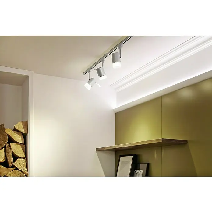 Paulmann URail LED-Spot Pipe - GU10, Chrom matt - Diese Aufnahme zeigt eine moderne Deckenleuchte mit mehreren Strahlern, die eine stilvolle Beleuchtungslösung für den Innenraum bietet.