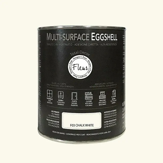 Fleur Esmalte de color Multi-Surface Eggshell - Chalk White, 750 ml, Satinado, Consumo por m²: 12 l - Primer plano de una lata de pintura Fleur Multi-Surface Eggshell, tono F03 Chalk White, ideal para diversas superficies.
