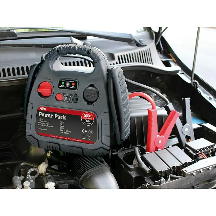 APA Energiestation Powerpack Max 500A Starthilfe - Kapazität: 7 Ah - Ein tragbarer APA Power Pack Starthilfe mit rotem Kabel, der an eine Autobatterie angeschlossen ist.