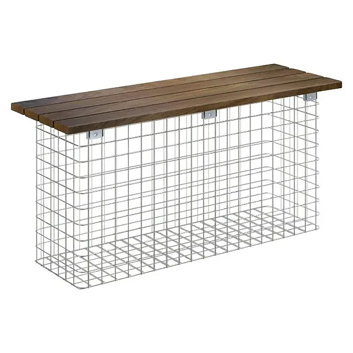 Gabiona Gabionenbank - 102 x 32 x 50 cm, Stahl, Maschenbreite: 50 mm, Maschenhöhe: 50 mm, Cumaru - Die Abbildung zeigt eine Gabionenbank mit einer Sitzfläche aus Holzlatten. Die Bank hat ein modernes, industrielles Design und eine stabile Konstruktion.