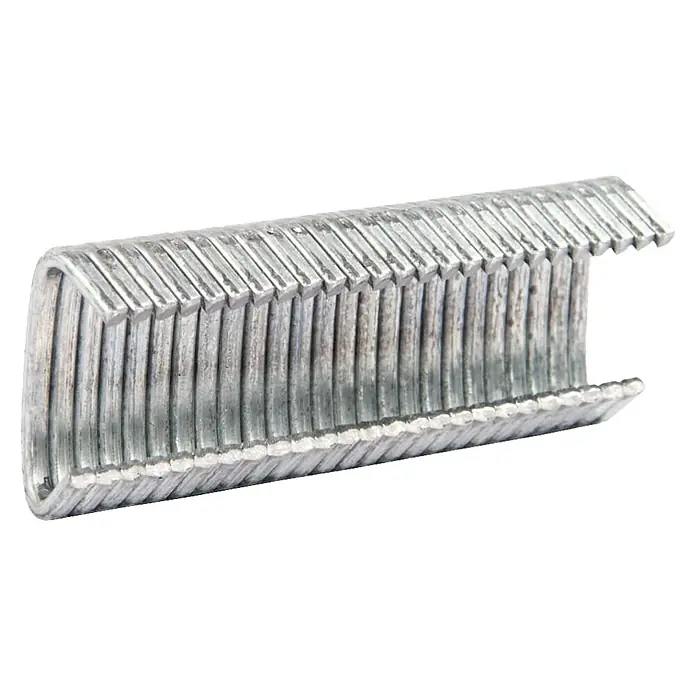 Gabiona Riegelschlaufe C-Ringe - Stahl - Nahaufnahme einer Reihe von galvanisierten Heftklammern. Ideal für sicheren Halt und dauerhafte Befestigung, ein Muss für Handwerker.